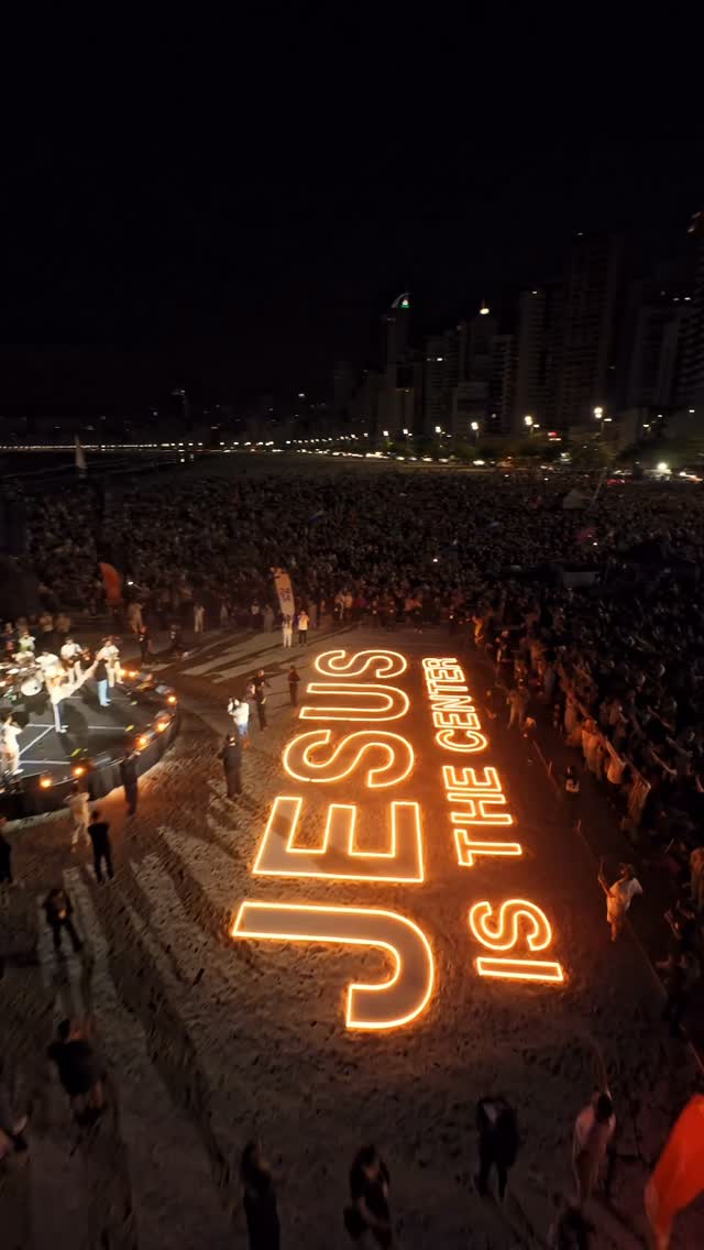 Jesus is the center — vista aérea noturna